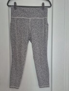 Athleta Salutation Stash II Textured Tight With Pockets